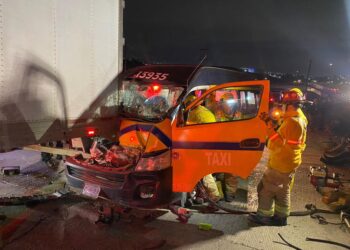 Taxi a su máxima capacidad choca contra un tráiler en Tijuana