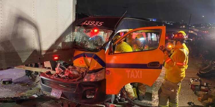 Taxi a su máxima capacidad choca contra un tráiler en Tijuana