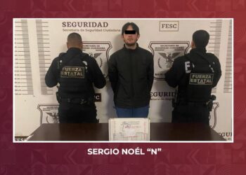 Remolcan vehículo blindado con conductor adentro