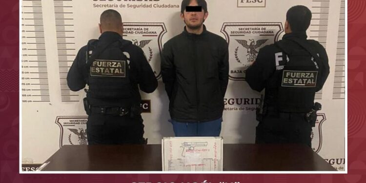 Remolcan vehículo blindado con conductor adentro