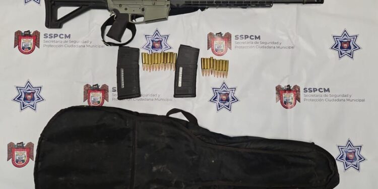 Como en El Mariachi, hombre portaba arma larga en estuche de guitarra