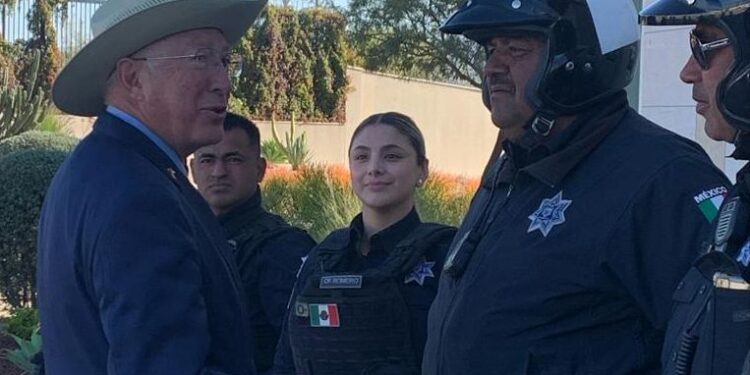 Embajador de EUA en México reconoce labor de la Policía Municipal de Tijuana