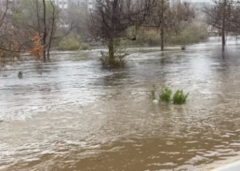 Tormenta azota el condado dejando inundaciones, cierres de carreteras y escuelas