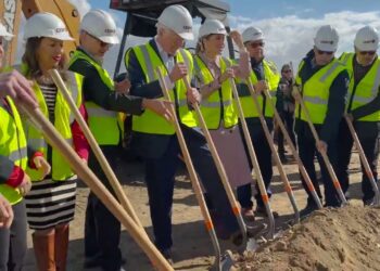 Ken Salazar y Marina del Pilar anuncian rehabilitación de planta SAB en Tijuana.