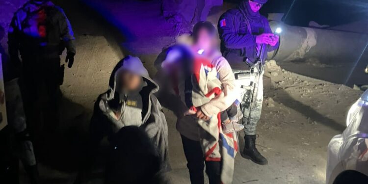 Rescatan a familia guatemalteca abandonada por taxista en desierto de Mexicali