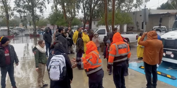 Llueve en Tijuana y más de 90 niños y niñas son evacuados de su escuela