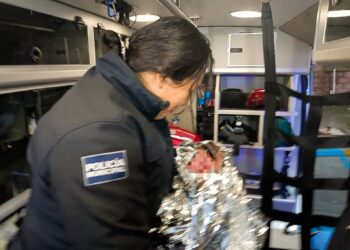 Policías municipales auxilian a mujer en labor de parto