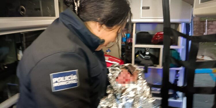 Policías municipales auxilian a mujer en labor de parto