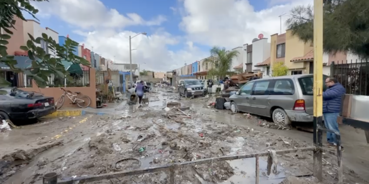 La lluvia y la basura sepultan una privada en Tijuana