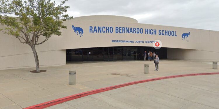 Arrestan a estudiante y padre de familia por presuntas amenazas de tiroteo en Rancho Bernardo