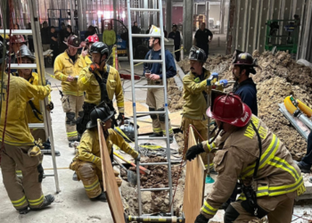 Plomero es rescatado tras quedar atrapado en agujero en centro comercial de National City