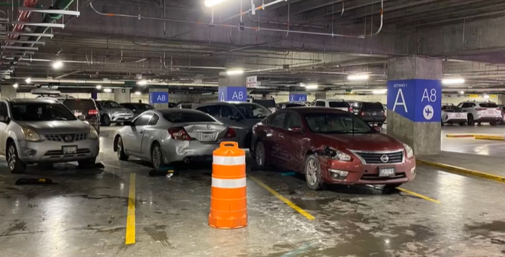 Roban vehículo en el estacionamiento de Plaza Península