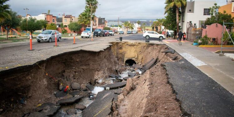 Se abre socavón en Jardín de las Bugambilias tras fuertes lluvias