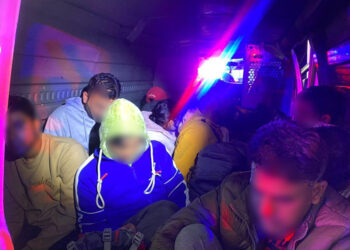 Detienen a traficante de personas con 15 migrantes de oriente medio