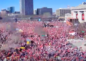Dos Menores Acusados por Tiroteo en Rally de los Kansas City Chiefs: Se Esperan Más Cargos