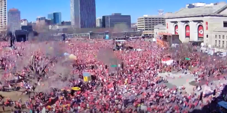 Dos Menores Acusados por Tiroteo en Rally de los Kansas City Chiefs: Se Esperan Más Cargos