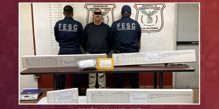 Decomisan arsenal a conductor en Mexicali