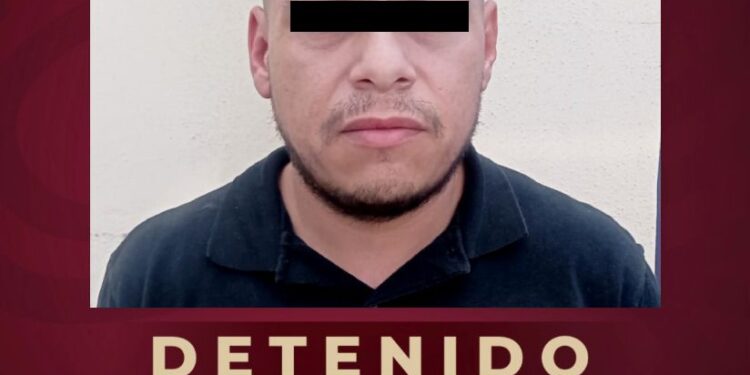 Detienen a sujeto armado vestido como agente ministerial