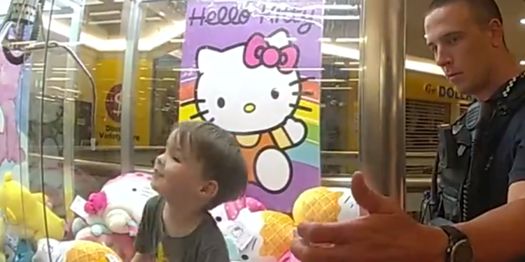 Un Niño de 3 Años Queda Atorado en Una Máquina de Peluches
