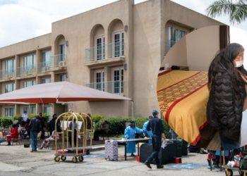 California podría pagar 300 MDD por programa de alojamientos