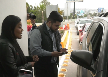 Montserrat Caballero en la garita programa de cruce fronterizo