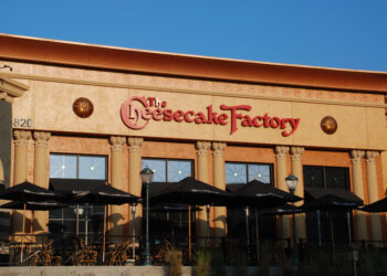 Continúa la búsqueda de trabajadores de The Cheesecake Factory