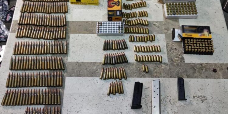 FGR asegura armas y sustancias ilícitas en un inmueble en Tijuana