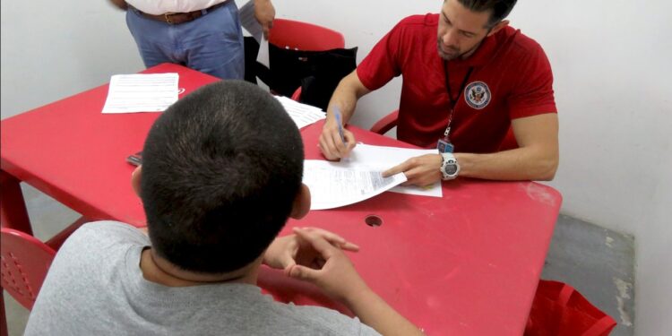 Atienden a norteamericanos presos en el centro penitenciario de Ensenada