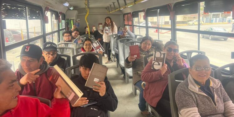 Realizan donación masiva de libros en el transporte público de Baja California