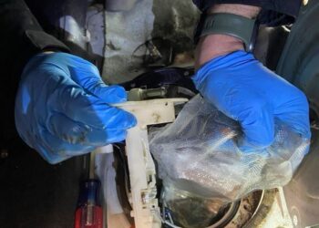 Mujer intentó cruzar droga a EUA en el tanque de gasolina y en el cárter