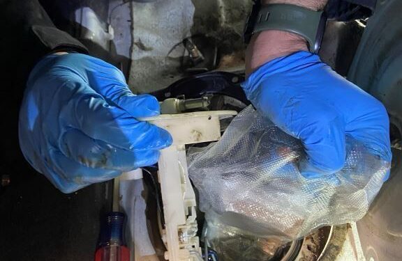Mujer intentó cruzar droga a EUA en el tanque de gasolina y en el cárter