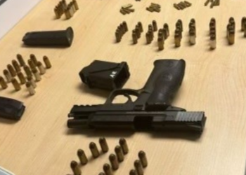 Ex agente de estacionamiento es arrestado por suplantar a un policía