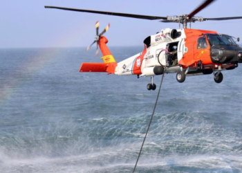 Guardia Costera rescata a dos hombres frente a la costa de San Diego