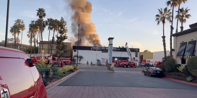 Incendio en centro de fitness provoca evacuaciones en Distrito Midway