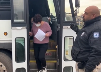 Patrulla Fronteriza abandonó a 200 migrantes en una parada de autobús de San Diego