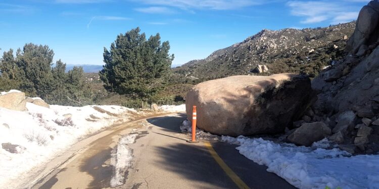 Roca gigante obstaculiza el acceso a la Sierra de San Pedro Mártir