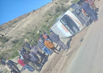 Taxi de pasajeros volcó en el Bulevar 2000