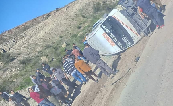 Taxi de pasajeros volcó en el Bulevar 2000