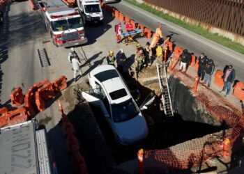 Vehículo cae en excavación sobre la avenida Internacional