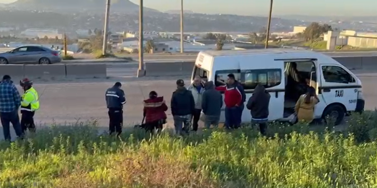 Accidente entre tráiler y taxi deja heridos en Tijuana