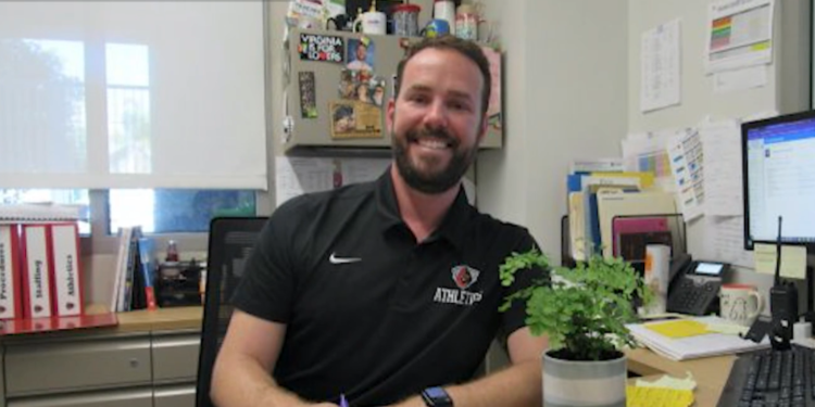 Subdirector asociado de la Escuela Secundaria Hoover arrestado por cargos relacionados con pornografía infantil