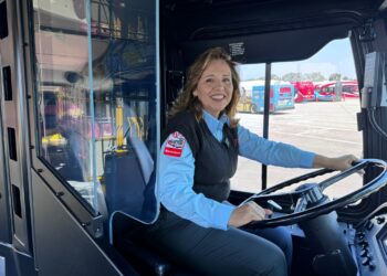 Mujeres al volante; celebrando su impacto en el transporte público