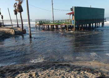 Piden extremar precauciones al ingresar a las playas de Rosarito por alto oleaje