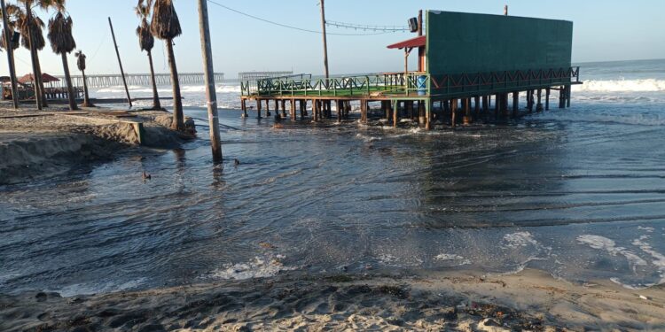 Piden extremar precauciones al ingresar a las playas de Rosarito por alto oleaje