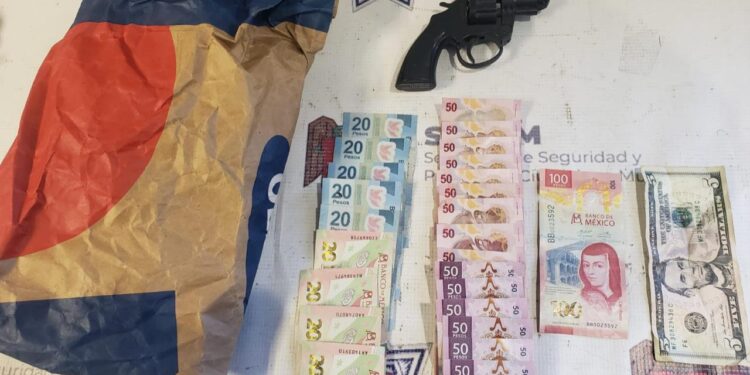 Asalta Oxxo en Villas del Real y es detenido