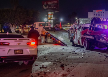 Menor chocó su Camaro contra un taxi rojo y negro