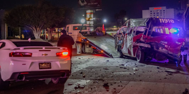 Menor chocó su Camaro contra un taxi rojo y negro
