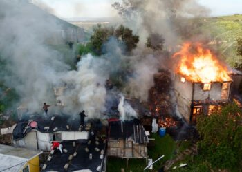 Se incendian varias casas de madera en la colonia Lázaro Cárdenas