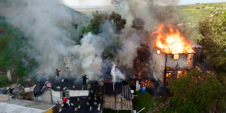 Se incendian varias casas de madera en la colonia Lázaro Cárdenas