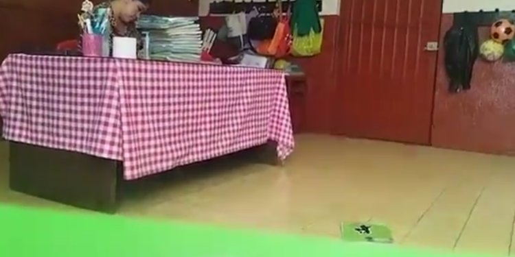 Maestra lanza al piso los cuadernos de sus alumnos tras revisarlos